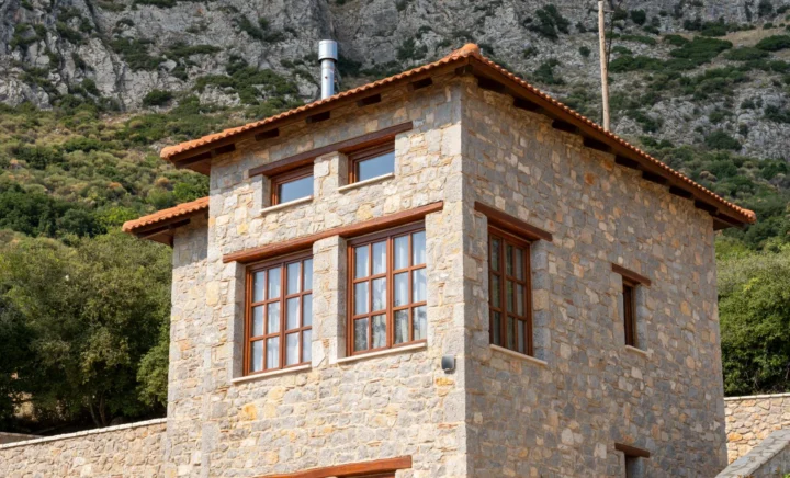 Βίλα Αρεθούσα – πέτρινη πρόσοψη της βίλας