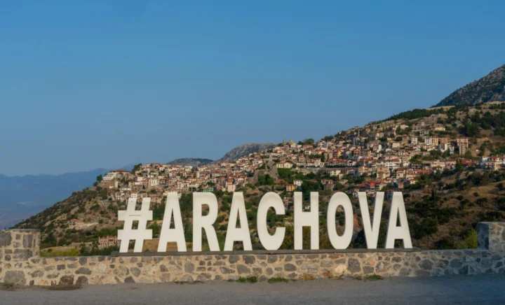Η πινακίδα #ARACHOVA με θέα το χωριό