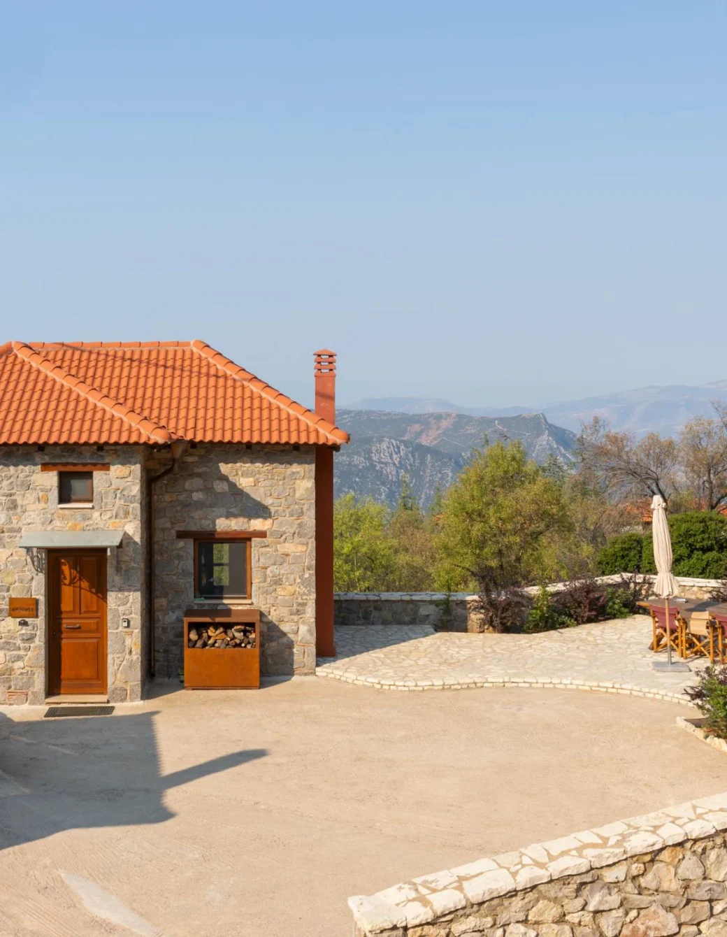 Βίλα Αρεθούσα – αυλή και πλακόστρωτο των βιλών
