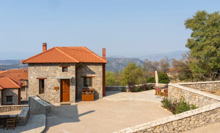Βίλα Αρεθούσα – αυλή και πλακόστρωτο των βιλών