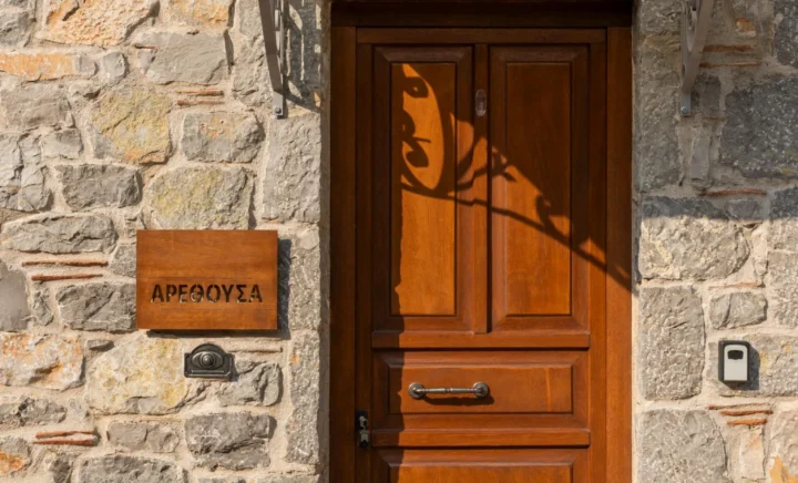 Βίλα Αρεθούσα – ξύλινη πόρτα εισόδου