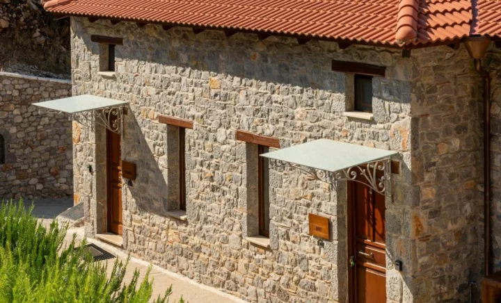 Πέτρινη πρόσοψη βίλας την ημέρα