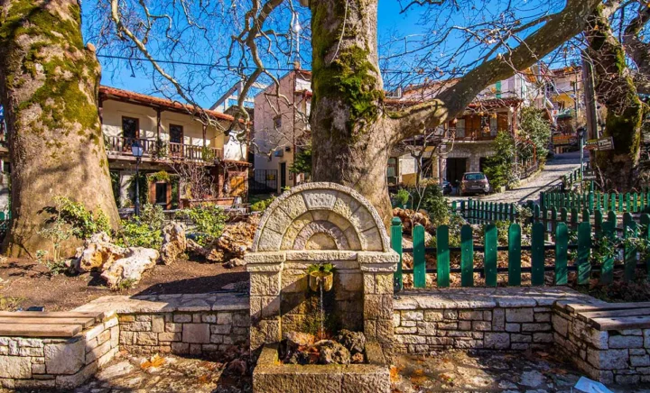 Η πλατεία της Αγόριανης με τα πλατάνια