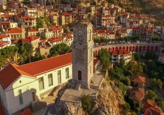Η Αράχωβα με τον Παρνασσό στο βάθος