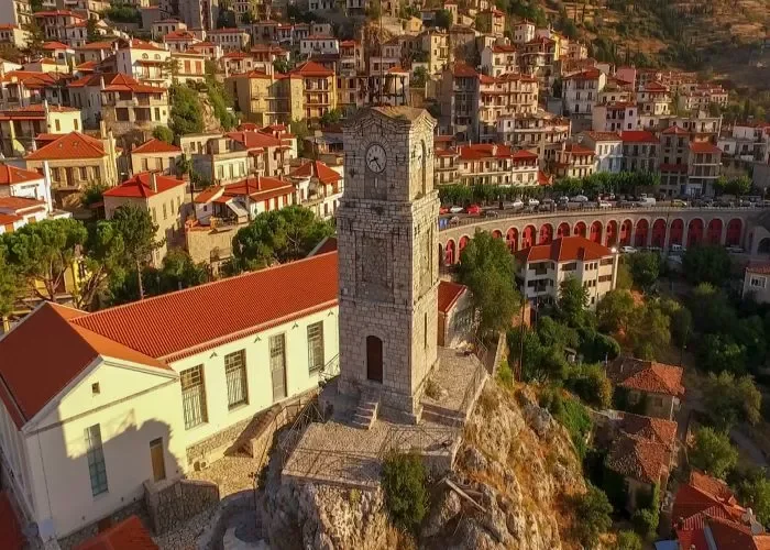 Η Αράχωβα με τον Παρνασσό στο βάθος