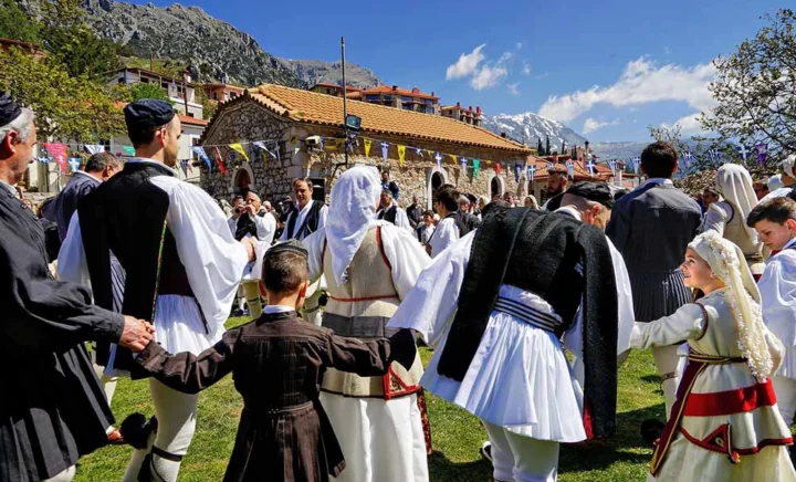 Παραδοσιακοί χοροί στο Πανηγυράκι της Αράχωβας