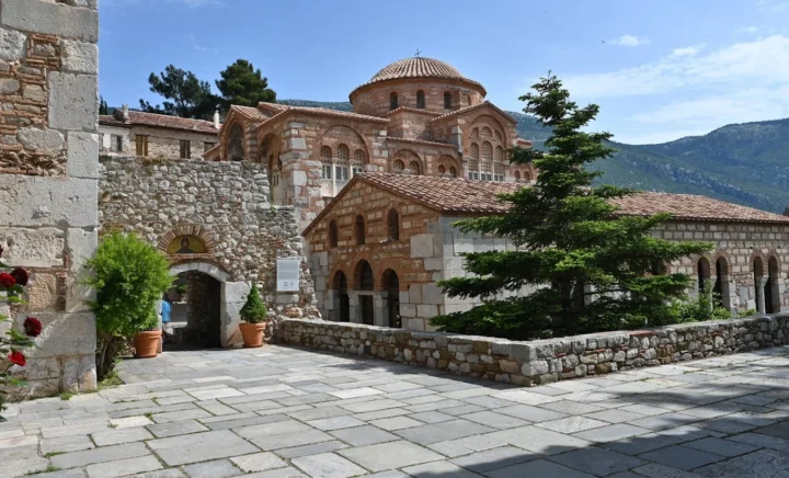 Η Μονή Οσίου Λουκά