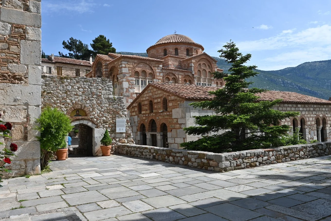 Η Μονή Οσίου Λουκά