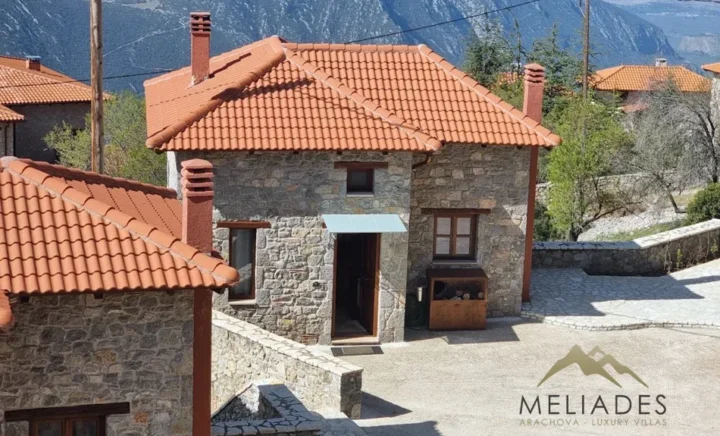 Βίλα Κελαινώ – πέτρινη πρόσοψη της βίλας Κελαινώ